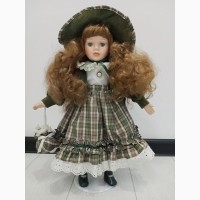Продам. Коллекционную фарфоровую куклу.Англия