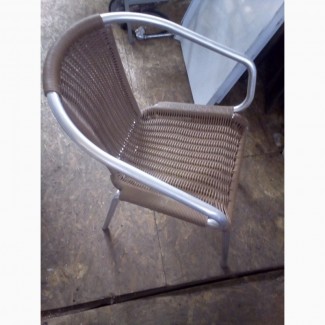 Продам стул б/у из с металлическим каркасом из искуственного ротанга для кафе, бара